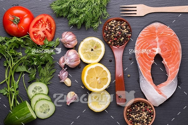 گوشت ماهی ، لیمو ، گوجه فرنگی ، سبزیجات ، خیار سبز ، ادویه جات  ،سیر ، چنگال