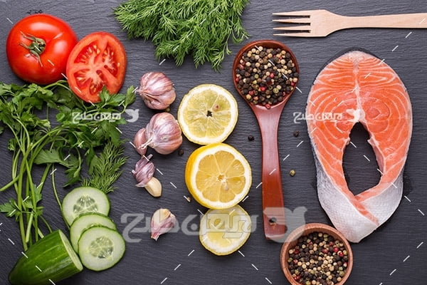گوشت ماهی ، لیمو ، گوجه فرنگی ، سبزیجات ، خیار سبز ، ادویه جات ،سیر ، چنگال