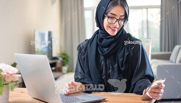 عکس تبلیغاتی خانم با حجاب و لپ تاپ