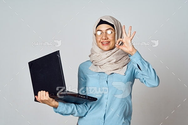 عکس زن با حجاب با لپ تاپ