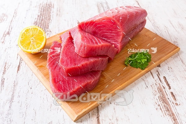عکس گوشت ماهی بریده شده و لیمو