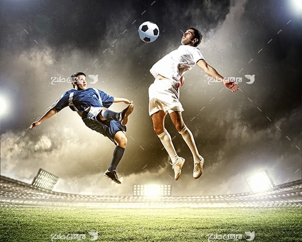 تصویر با کیفیت ضربه توپ و فوتبالیست و ورزشگاه فوتبال