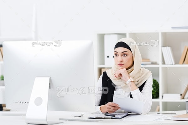عکس تبلیغاتی خانم با حجاب و پشتیبانی کامپیوتر