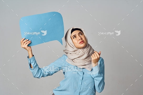 عکس تبلیغاتی خانم با حجاب با تابلو بنر آبی