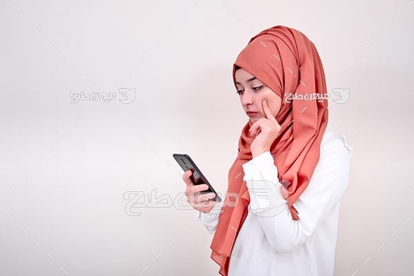 عکس تبلیغاتی خانم با حجاب و موبایل