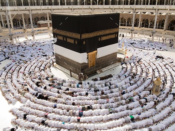 عکس نماز خواندن مسلمان در کنار خانه خدا