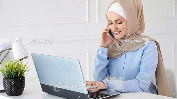 عکس تبلیغاتی خانم با حجاب و پشتیبانی