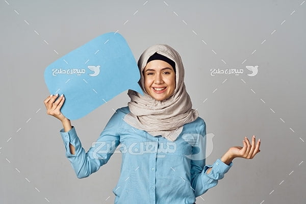 عکس تبلیغاتی خانم با حجاب با تابلو بنر آبی