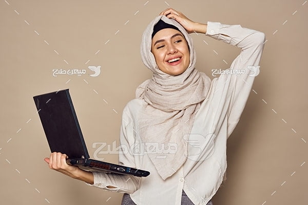 عکس تبلیغاتی خانم با حجاب و لپ تاپ