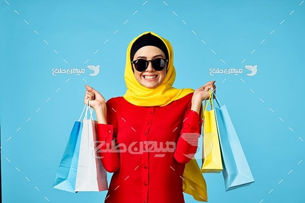 عکس تبلیغاتی خانم با حجاب و خرید