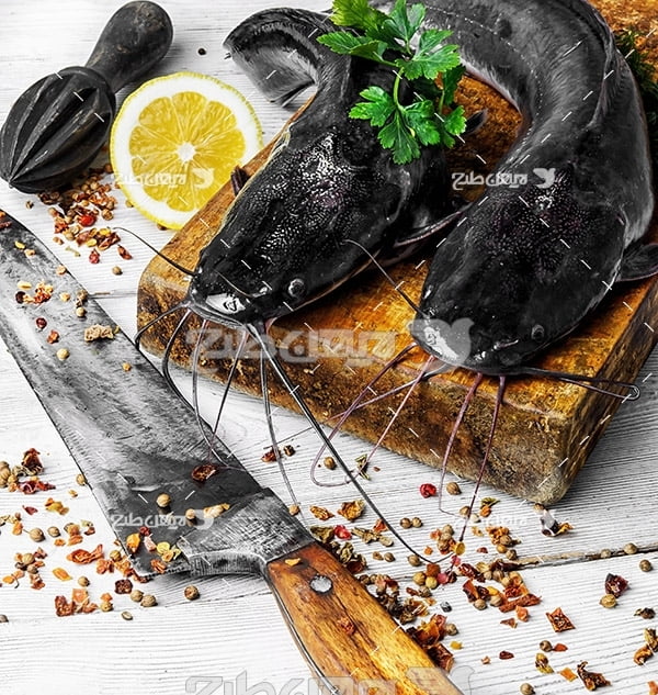 ماهی سیاه سبیل دار و لیمو و چاقو