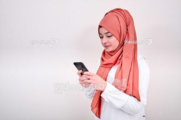 عکس تبلیغاتی خانم با حجاب و موبایل