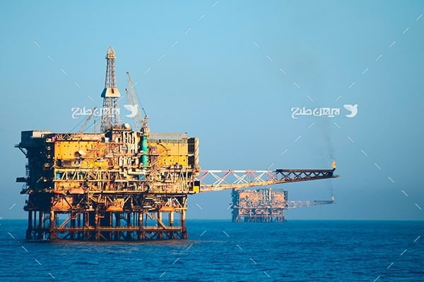 تصویر صنعتی از دکل نفت و گاز در دریا
