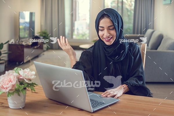 عکس تبلیغاتی خانم با حجاب و تماس تصویری