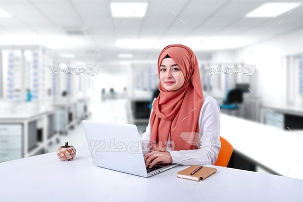 عکس تبلیغاتی خانم با حجاب و پشتیبانی