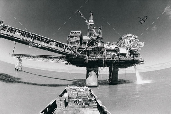 ﻿تصویر صنعتی سیاه سفید از دکل نفت