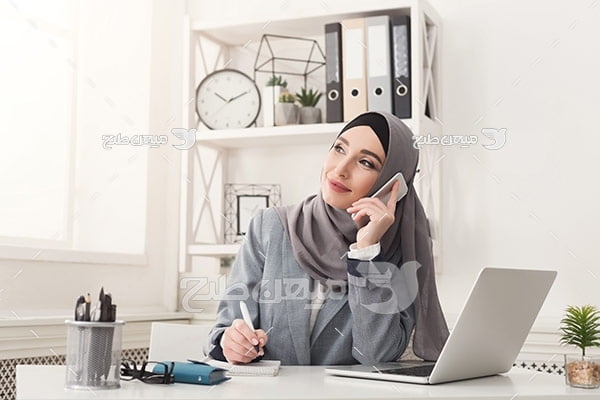 عکس تبلیغاتی خانم با حجاب و صحلت کردن با موبایل