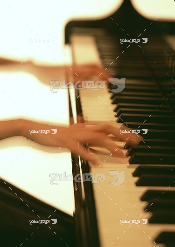 تصویر نوازنده پیانو