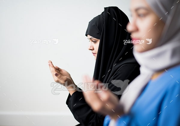 عکس زن محجبه در حال عبادت