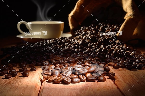 عکس فنجان قهوه داغ و دانه های قهوه