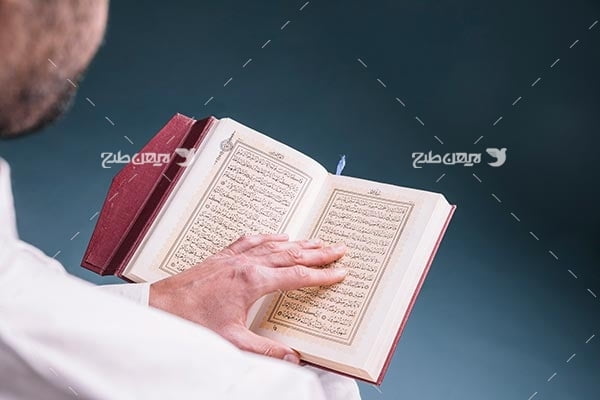 عکس با کیفیت از قرآن خواندن