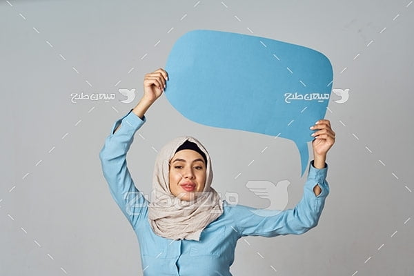 عکس زن با حجاب با یک بنر آبی