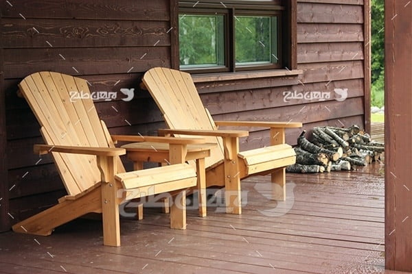 خانه و صندلی چوبی