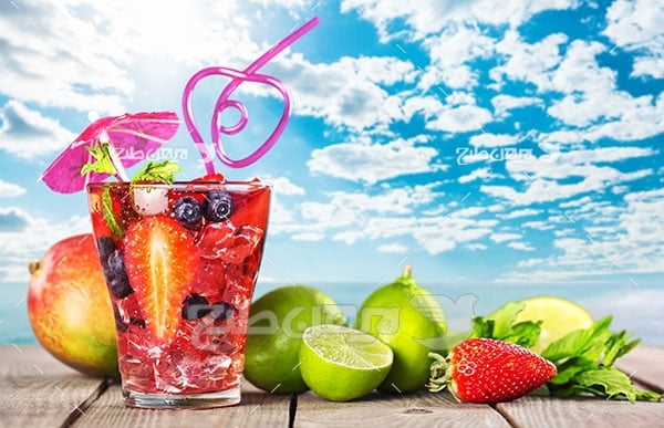 عکس سالاد میوه و لیمو و توت فرنگی