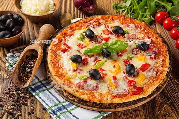 عکس پیتزا و گوجه فرنگی