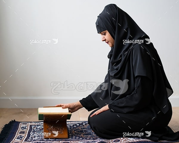 عکس زن محجبه در حال قرآن خواندن