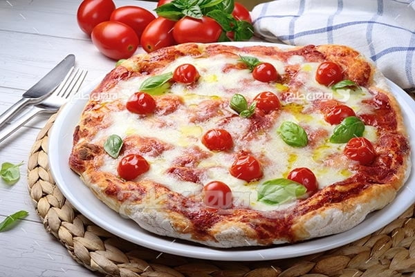 تصویر با کیفیت از پیتزا و گوجه فرنگی