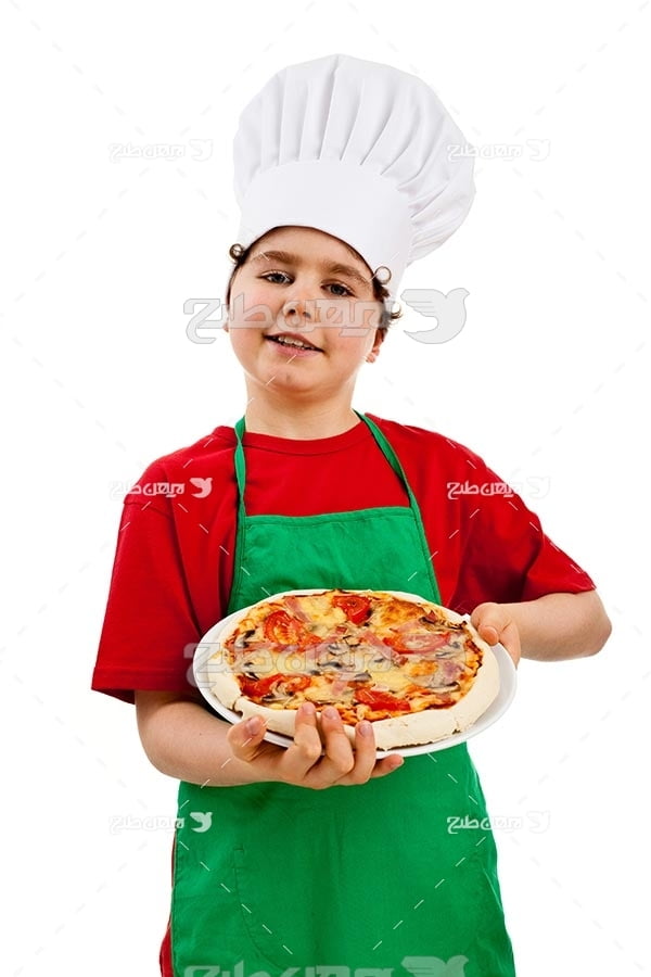 تصویر با کیفیت از پیتزا و بچه آشپز