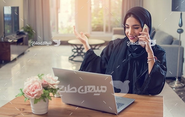 عکس تبلیغاتی خانم با حجاب و صحبت کردن با موبایل
