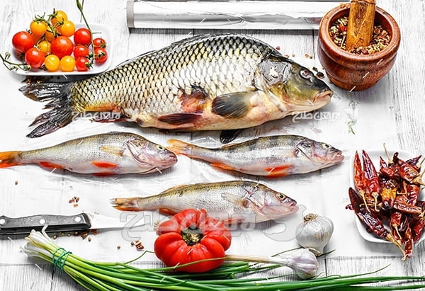 عکس ماهی تزئین شده و گوجه فرنگی و ادویه جات