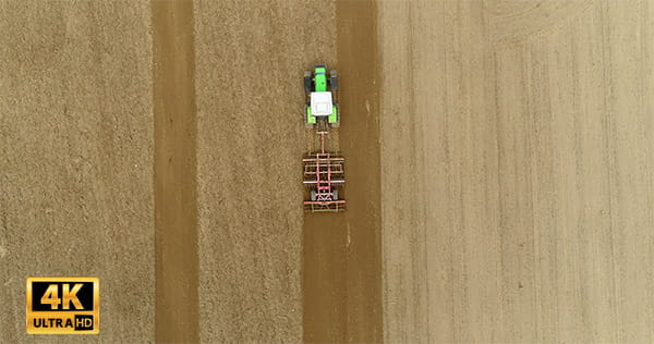 فیلم هوایی از شخم زدن زمین کشاورزی