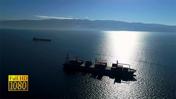 فیلم هوایی از کشتی حمل کانتینر