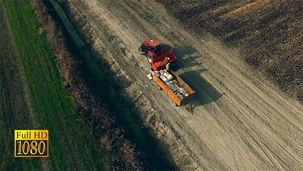 فیلم هوایی از تراکتور و زمین کشاورزی