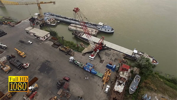 فیلم هوایی بارگیری کشتی صنعتی