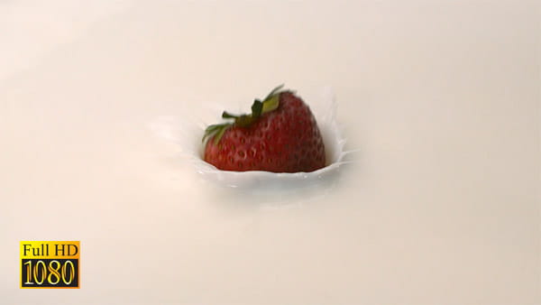 فوتیج ویدیویی اسلوموشن توت فرنگی در شیر