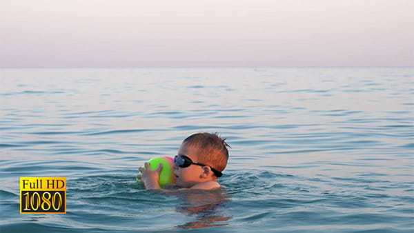 فیلم شناکردن کودک در دریا
