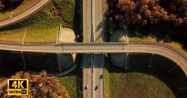 فیلم هوایی از ماشین و اتوبان برون شهری