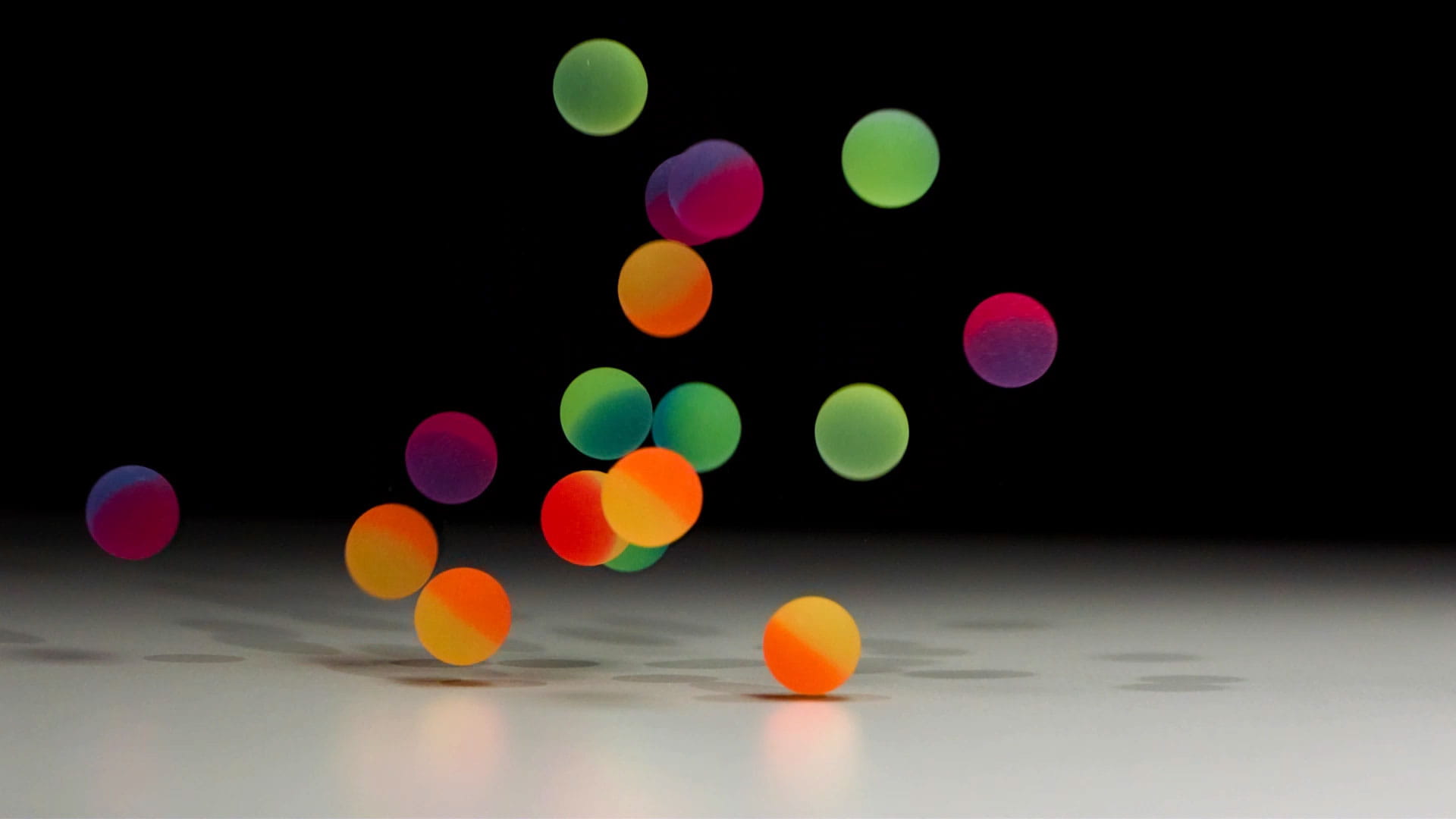 فوتیج ویدیویی اسلوموشن توپ رنگی