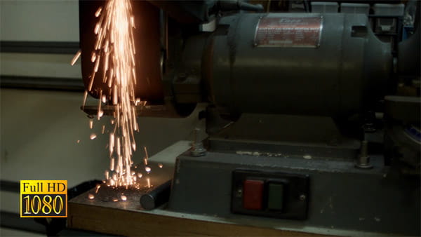 فوتیج ویدیویی سنباده کشیدن لوله آهنی