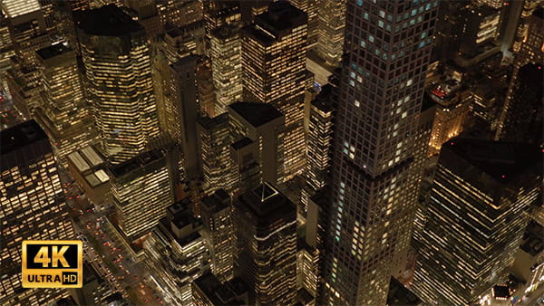 فیلم هوایی از ساختمان های بلند در شب