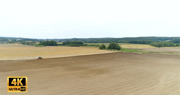 تصویر هوایی از شخم زدن زمین کشاورزی