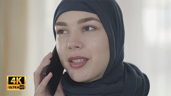 فوتیج ویدیویی حجاب و مکالمه با موبایل