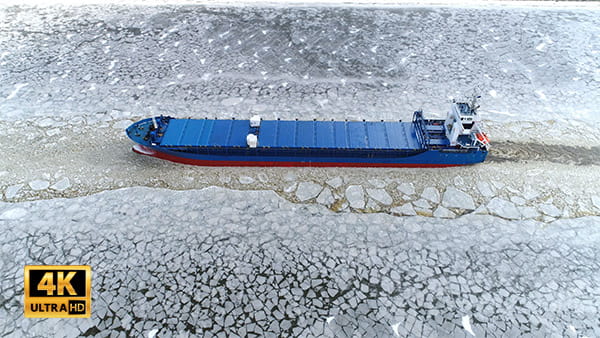 فیلم هوایی عبور کشتی در آب های یخ زده دریا