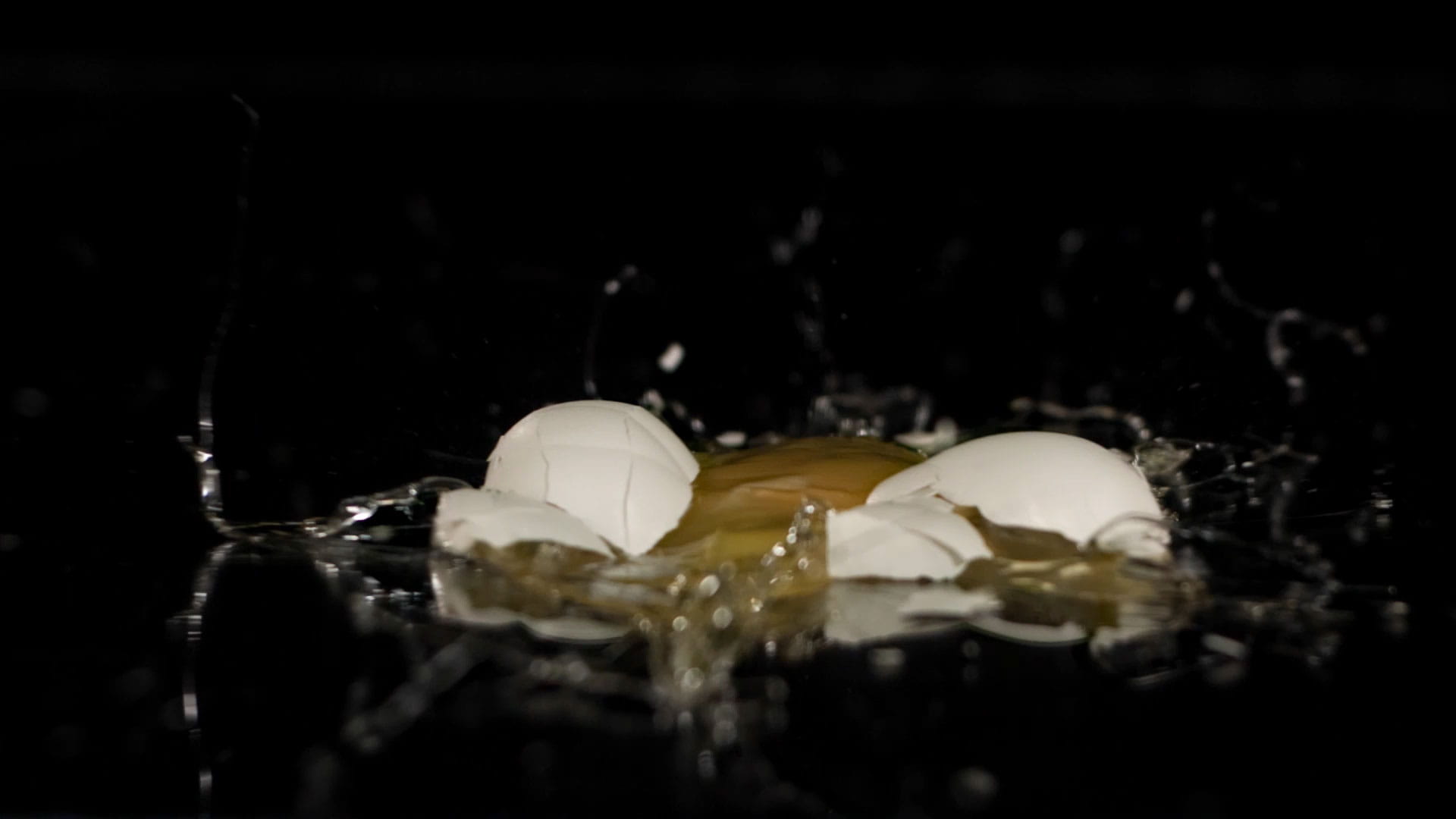 فوتیج ویدیویی شکستن تخم مرغ