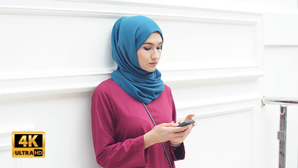 فوتیج ویدیویی خانم حجاب و چت با موبایل