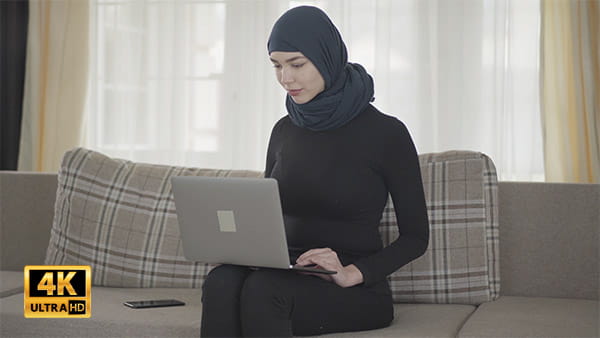 فوتیج ویدیویی زن با حجاب و موبایل